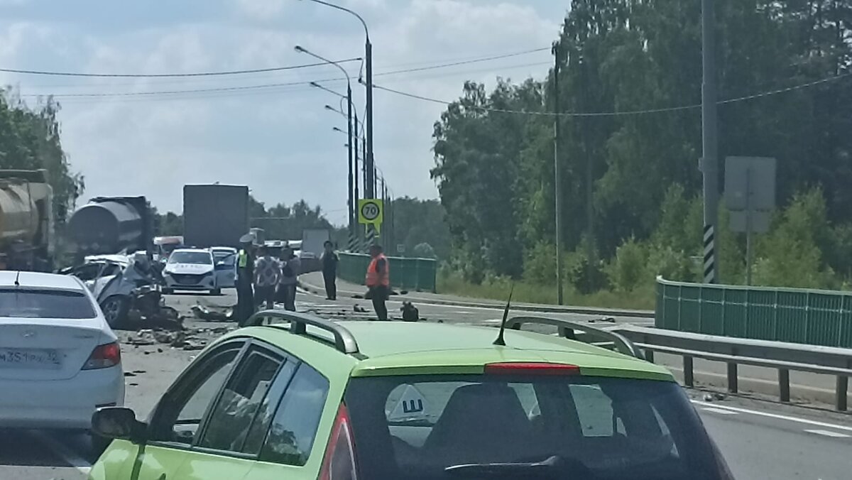 Легковушку сплющило и разорвало на части: жуткое ДТП с фурой на трассе у Красног