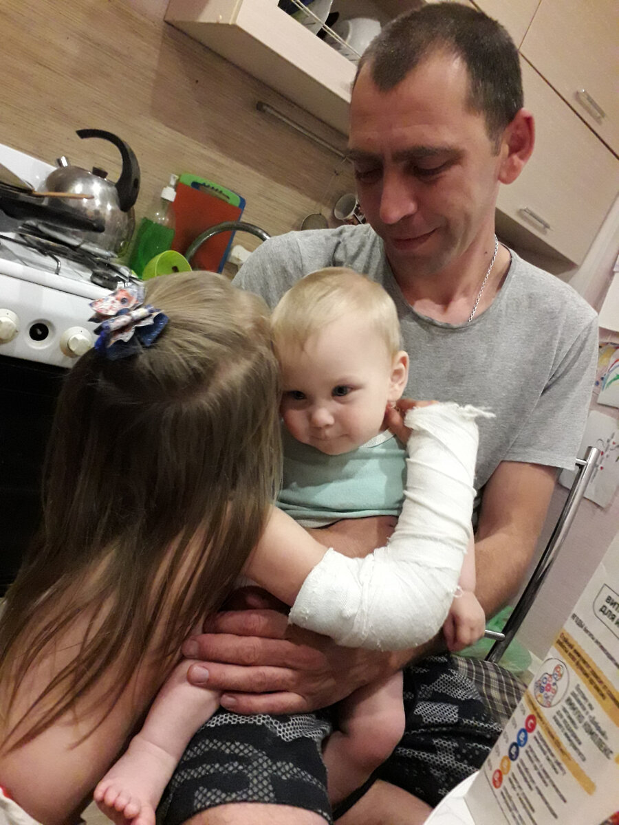 Сашуля в гипсе обнимает сестрёнку.