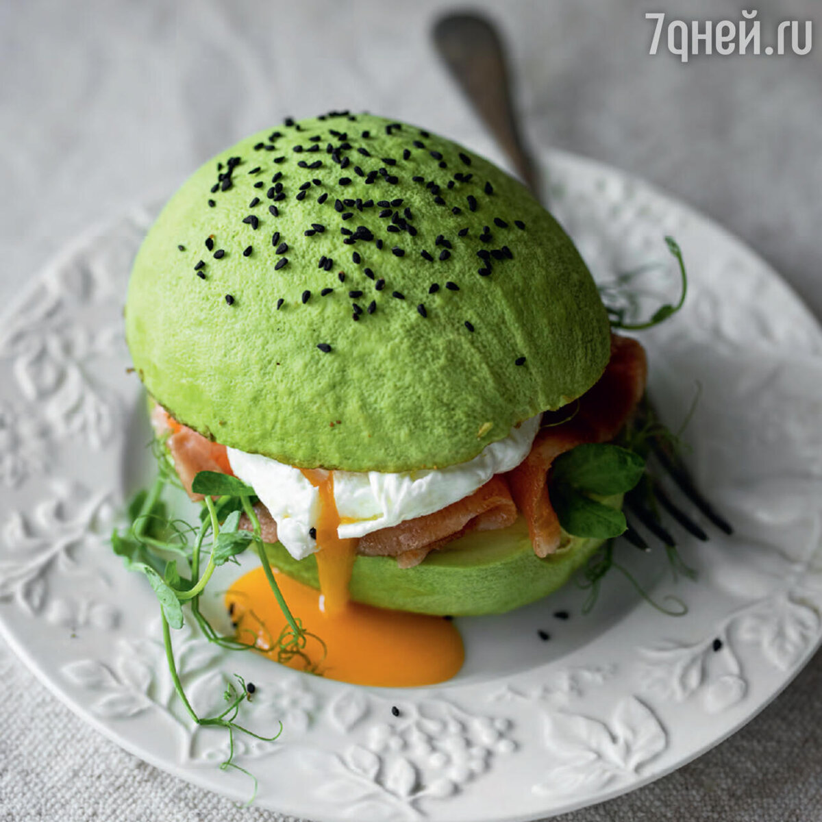    Авокадо-бургер: рецепт полезного блюда для обеда предоставлено издательством «ХлебСоль»