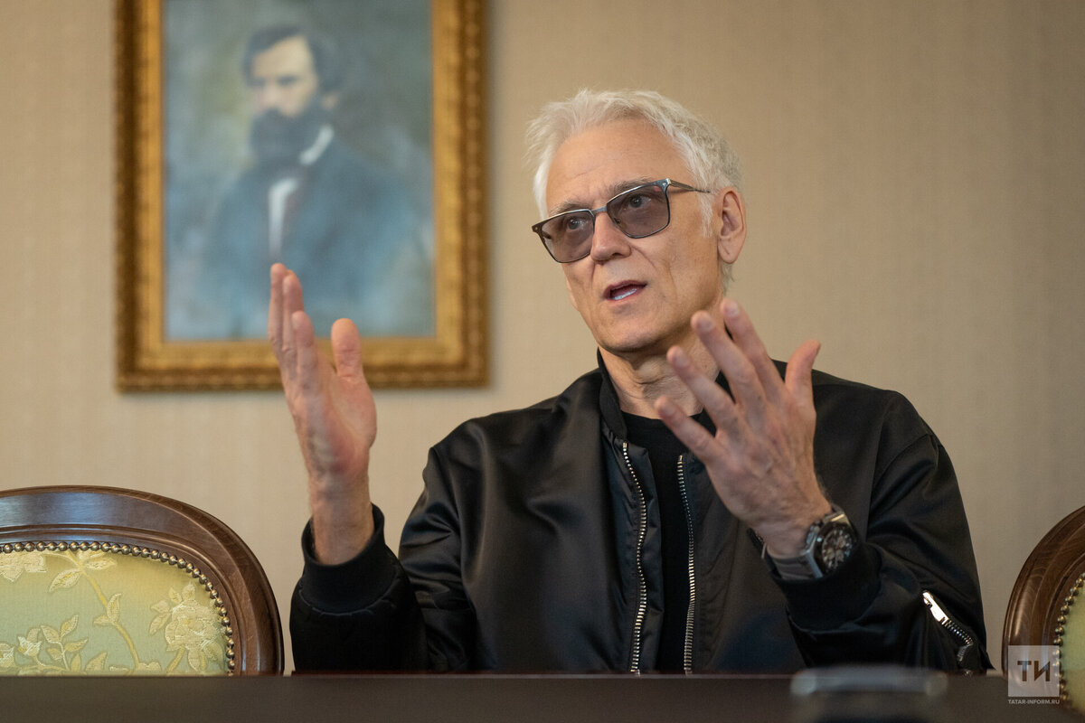 Свои длинные волосы Маршал давно сменил на более солидную прическу, все чаще в его репертуаре появляются бардовские композиции, но дух настоящего рокера никуда не делся. Фото: © Владимир Васильев / «Татар-информ»