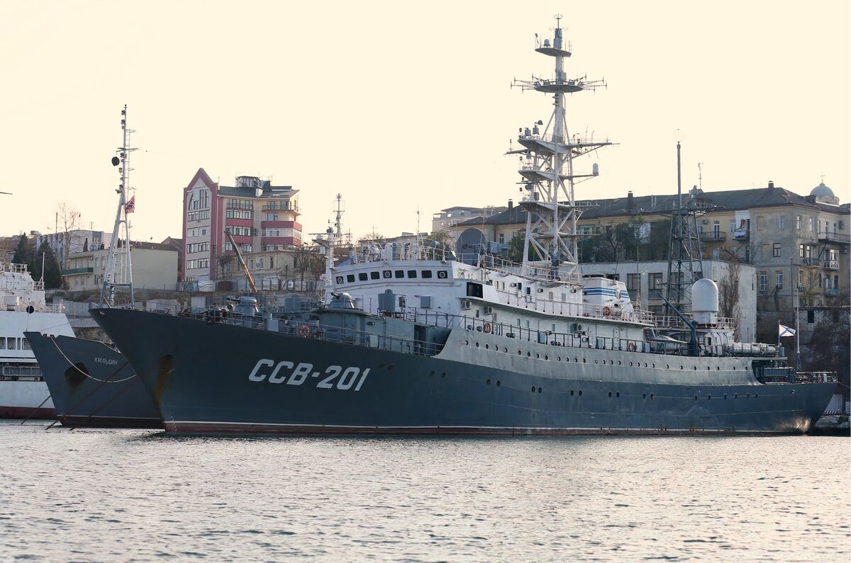    Разведывательный корабль «Приазовье» в бухте города © Валерий Шарифулин/ ИТАР-ТАСС
