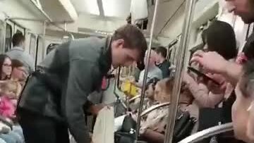 Поручни в метро