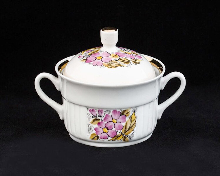 Сахарница из сервиза «Хоровод». Хайта, 1975 год. Автор формы «Байкал» Виктор Васильевич Лозинский, автор росписи Станислава Дмитриевна Лозинская