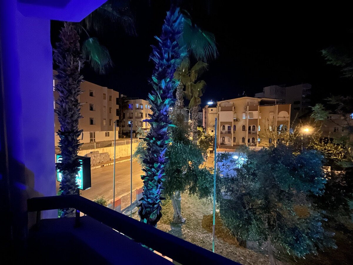 Вид с балкона отеля, о котором пойдет речь далее. Название не пишу специально, рекламы он, если честно, не заслужил