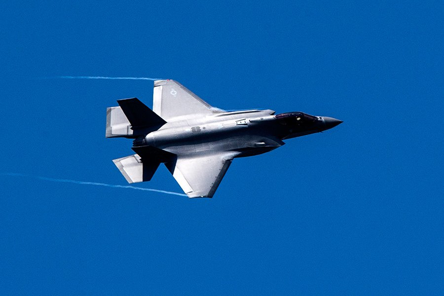 Американский истребитель F-35 во время военных учений НАТО - Фото: GEORGI LICOVSKI/EPA/TASS