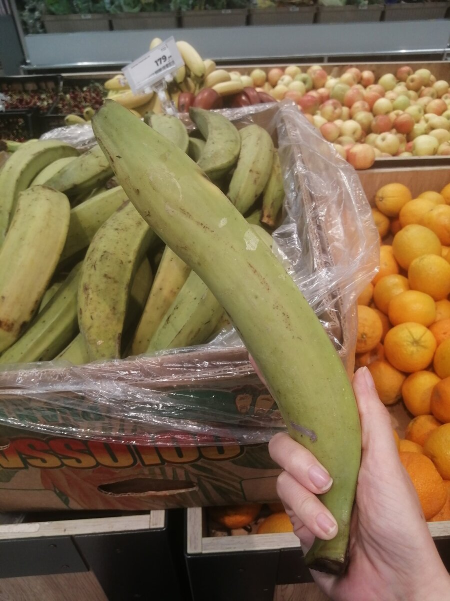 Довольно необычный и большой банан