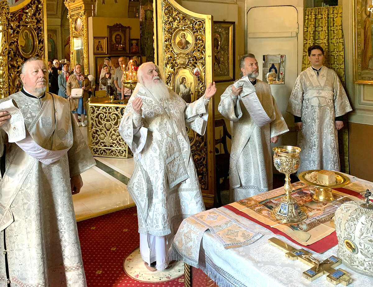 У патриарших москва