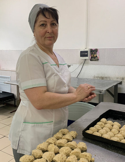 Повар Анжела Мамбетова кормит детишек в этой школе уже 30 лет. Фото автора.
