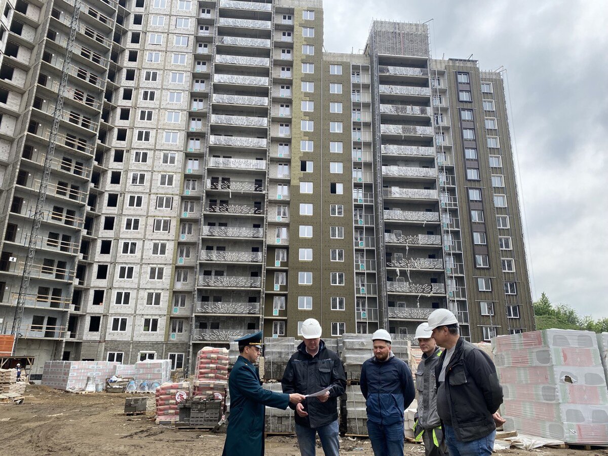 Многоквартирный дом. Строительство дома. Стройка жилья. Строящийся дом.