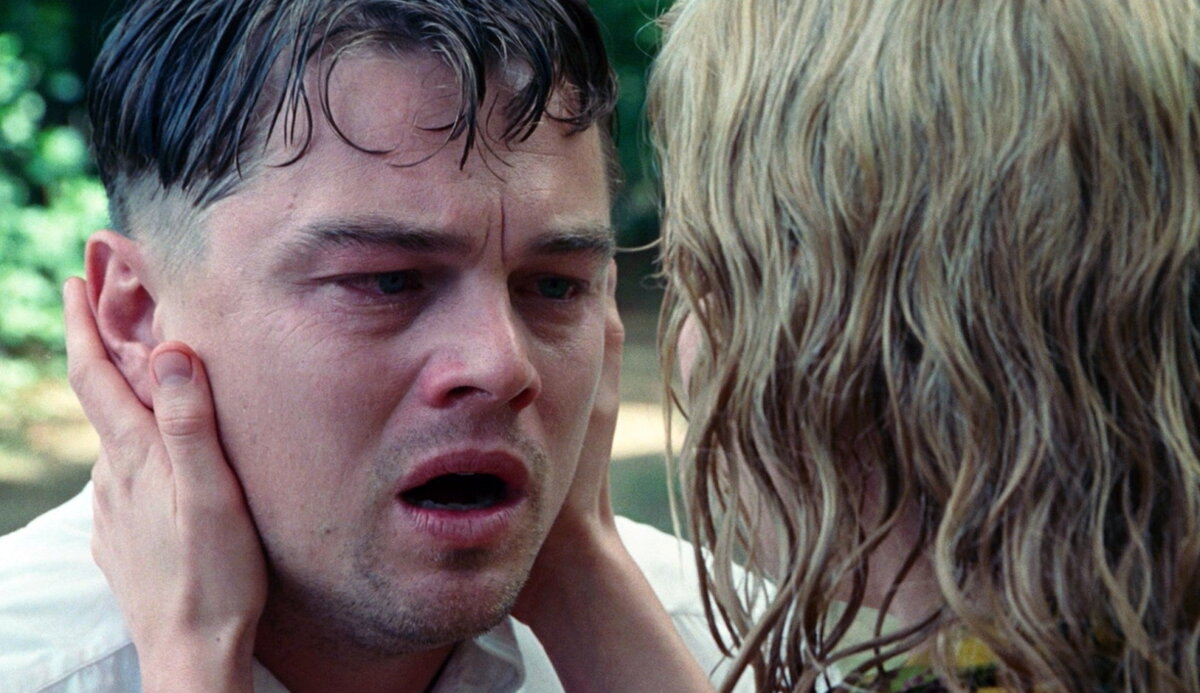 Кадр из фильма Остров проклятых, 2010 на котором Дэниелс общается с женой. Источник: Яндекс Картинки.