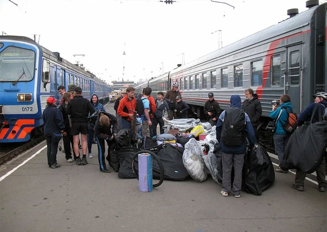 Почему уезжают из казахстана. Люди на вокзале. Люди на ЖД вокзале. Поезд с мигрантами. Мигранты на вокзале.