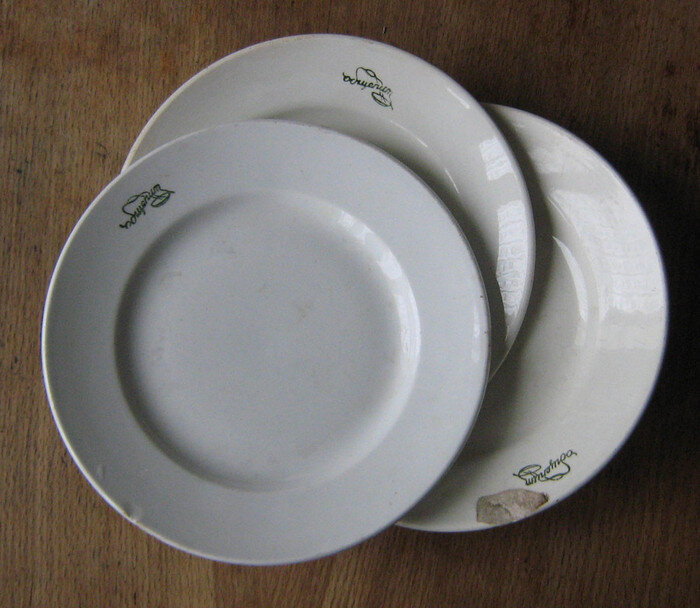Тарелка бу купить. Старые тарелки. Тарелки старые тарелки. Старые углубленные тарелки. Простые тарелки.