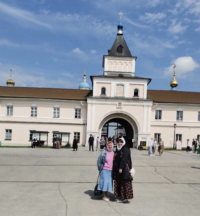 Мы с Машей у входа в Оптину пустынь 