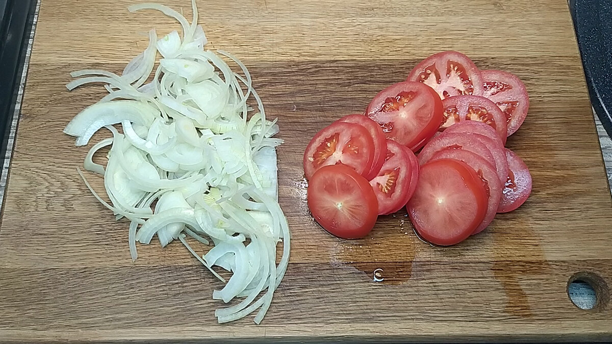 Свинина , запечённая с помидорами и сыром .