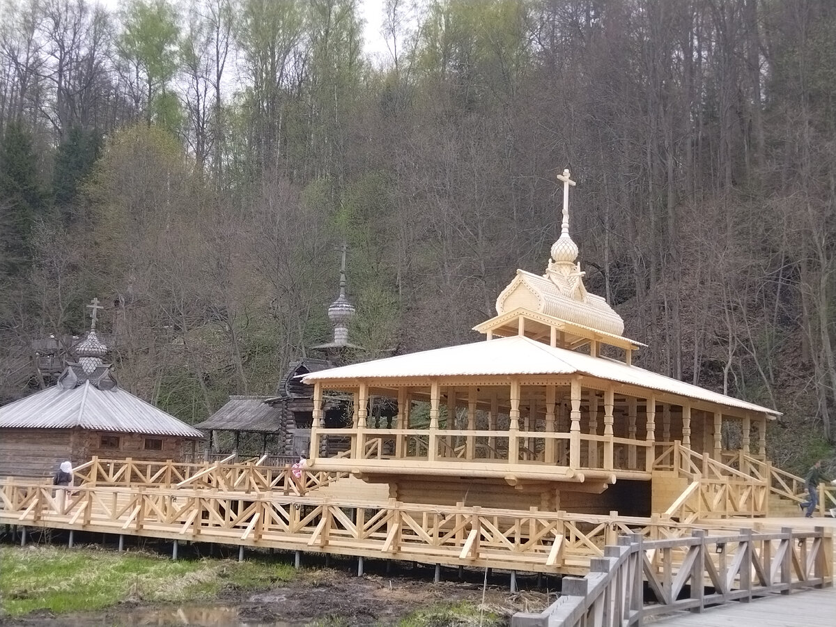 Недавно поменяли дерево, теперь новая купель.