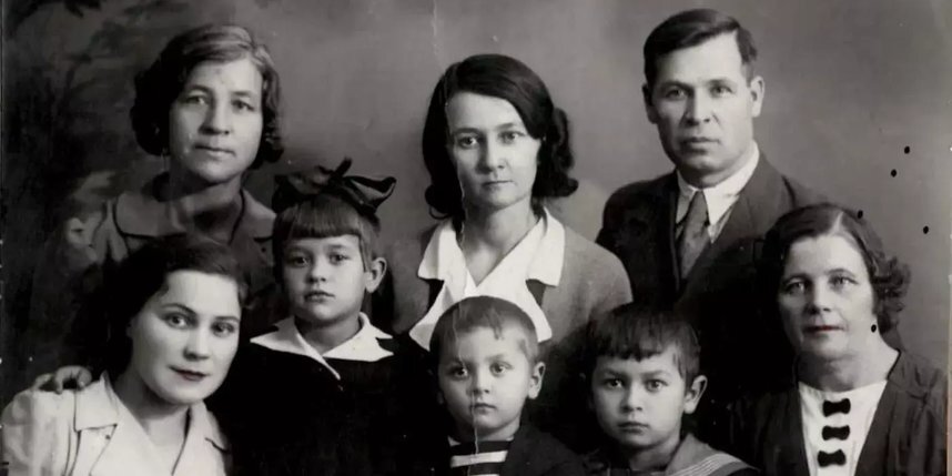    Маленький Володя и его брат Андрей в центре. Родители Владимира Павловича в верхнем ряду (вторая слева – мама, рядом отец). Снимок 1940–1941 гг.Из личного архива