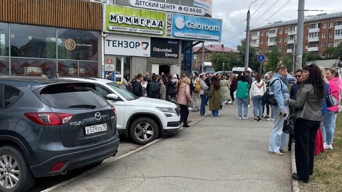     В Ижевске сегодня днем были эвакуированы работники и посетители организаций, расположенных в торговом центре «Медведь» на улице Карла Либкнехта. Очевидцы сообщают, что поступило сообщение о минировании здания.