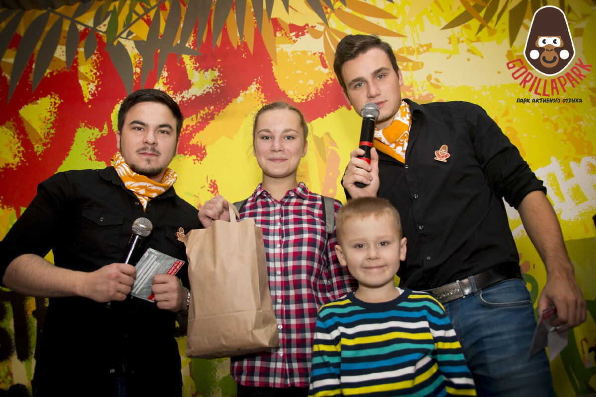 Слева совсем молодой Андрюша Прокофьев, ныне звезда Клик-Клак. К слову он всего на год меня старше.