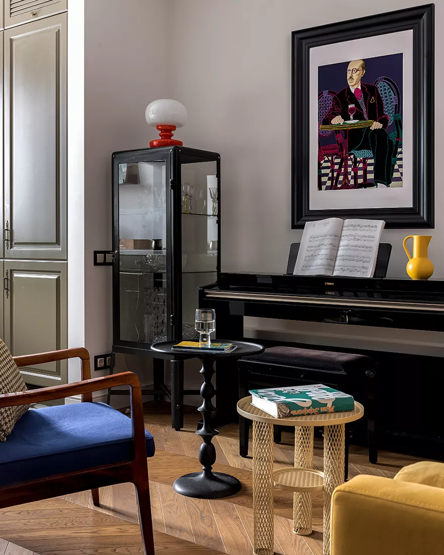 Зона гостиной. Кресло: винтаж, Румыния. Текстиль Fusion Decor. Кувшин Raawii привезен дизайнерами из Копенгагена. Настольная лампа ГДР, Kamorka. Витрина и плед Ikea. Арт-постер «Игорь Стравинский» художницы Кати Хозацкой, галерея «Дом.Предметы». Краска Little Greene. Инженерная доска Lab Arte.