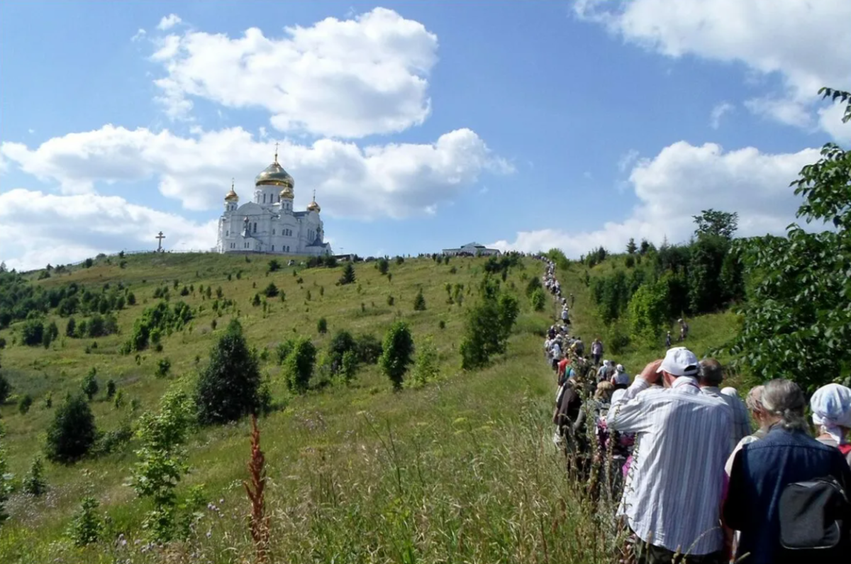 Что представляли собой белогорская. Крестный ход Пермь 2022 на белую гору. Крестный ход Белогорский монастырь.. Спасский женский монастырь крестный ход 17 июля. Иринарховский крестный ход маршрут
