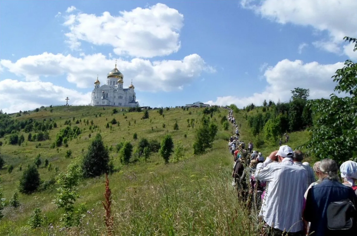 Что представляли собой белогорская. Крестный ход Пермь 2022 на белую гору. Крестный ход Белогорский монастырь.. Спасский женский монастырь крестный ход 17 июля. Иринарховский крестный ход маршрут.