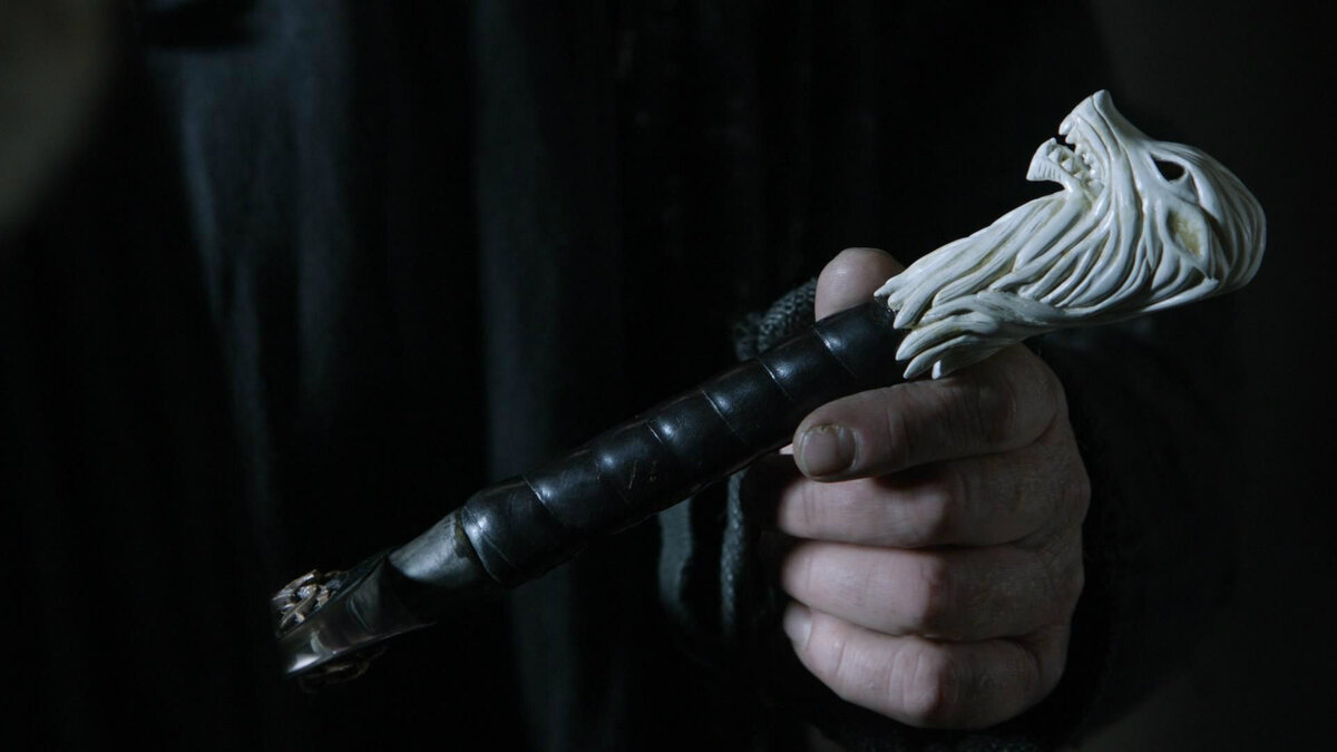 Длинный Коготь, меч Джона Сноу. Кадр из Игры престолов, HBO