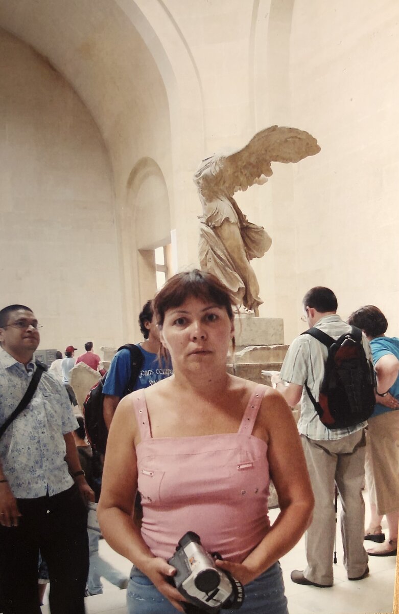 Ника Самофракийская. И я в растерянности. До встречи с детьми еще полчаса.