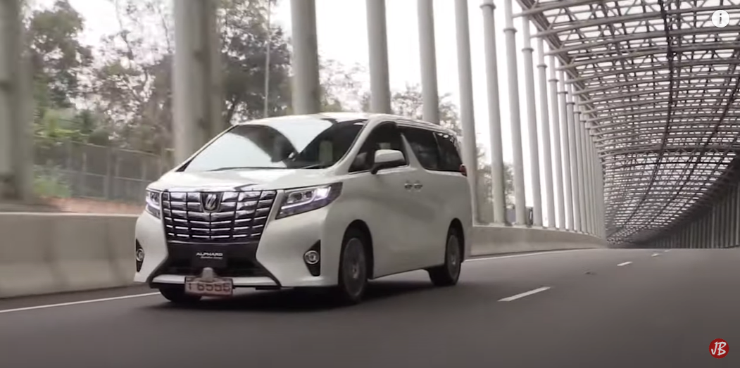 кадр из видео-обзора с канала «Japan Bus Минивэны из Японии»