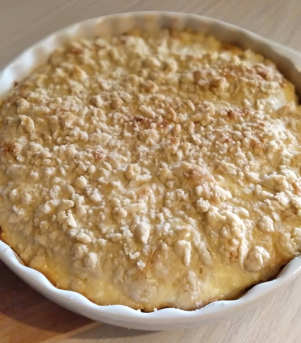 Все мои домочадцы просто в восторге 👍 Кусочка вам точно будет мало 🤤

Понадобится:

Для теста:
🔸 Мука - 2 стакана
🔸 Размягченное сливочное масло - 125-150 гр
🔸 Сахар 1/2 стакана
🔸 Сода 1/2 ч л

Для начинки:
🔸 Творог - 200 гр
🔸 Сметана - 3 ст л
🔸 Яйца - 2 шт
🔸 Сгущёнка - 1/2 банки

Приготовление 👩🏻‍🍳:
⠀ ✔️ Готовим тесто. В муку добавляем размягченное сливочное масло, сахар и соду. Всё смешиваем. Делаем крошку.
⠀ ✔️ Готовим начинку. В творог добавляем сметану, яйца, сгущёнку. Всё тщательно перемешиваем.
⠀ ✔️ Делим тесто на две части: одна большая и одна маленькая. Хорошо смазываем форму для пирога сливочным маслом. Высыпаем большую часть теста на дно, его нужно примять и сделать края. Затем выливаем начинку и присыпаем оставшейся частью теста (крошки).
⠀ ✔️ Выпекаем 30 минут при температуре 180 градусов.

Готово 🙌 Приятного чаепития ☕🍰
⠀ 