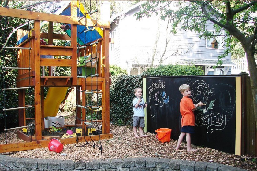 Как обустроить детскую площадку в загородном доме?