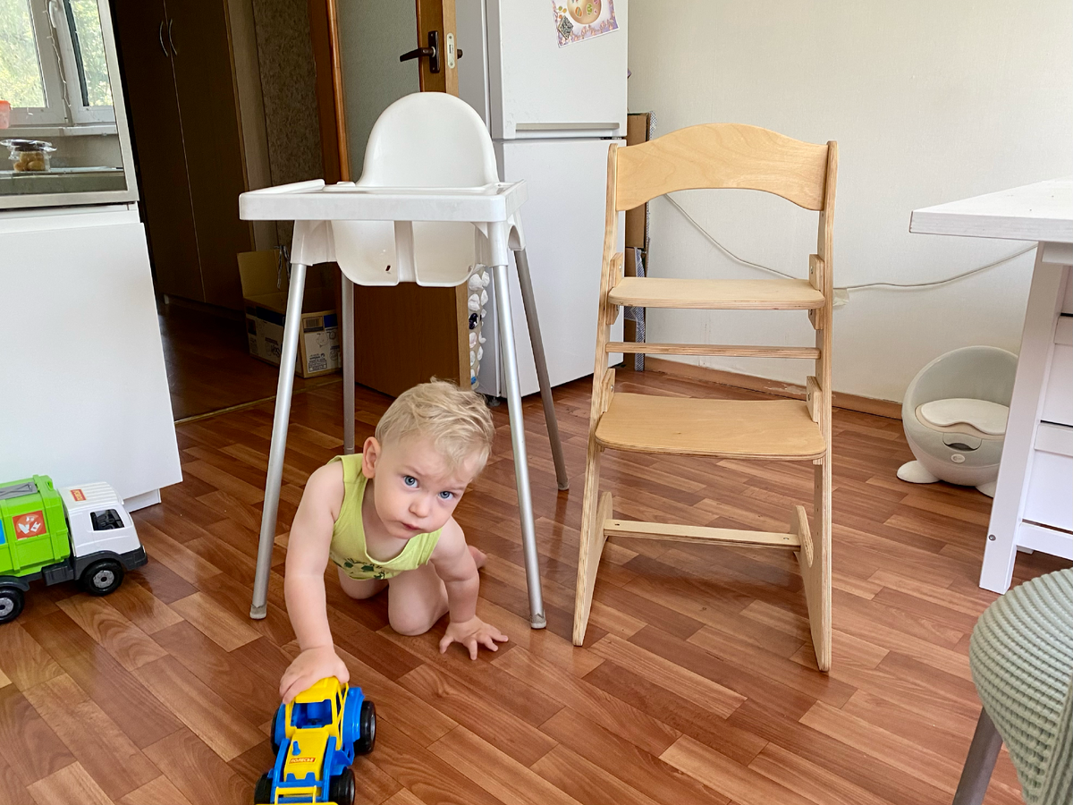 Для сравнения сняла оба стульчика вместе. Белый теперь уедет на дачу. 