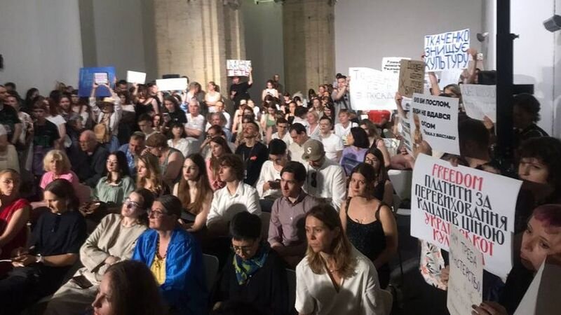    На книжном фестивале в Киеве потребовали отставки министра-«малоросса» Ткаченко