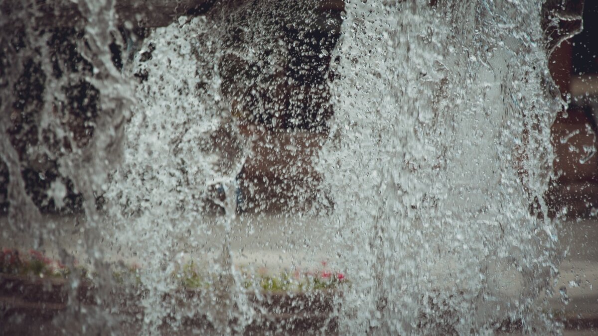     В ходе гидравлических испытаний на одной из улиц Владивостока прорвало трубу. Горячая вода хлынула прямо на поверхность огромным гейзером.