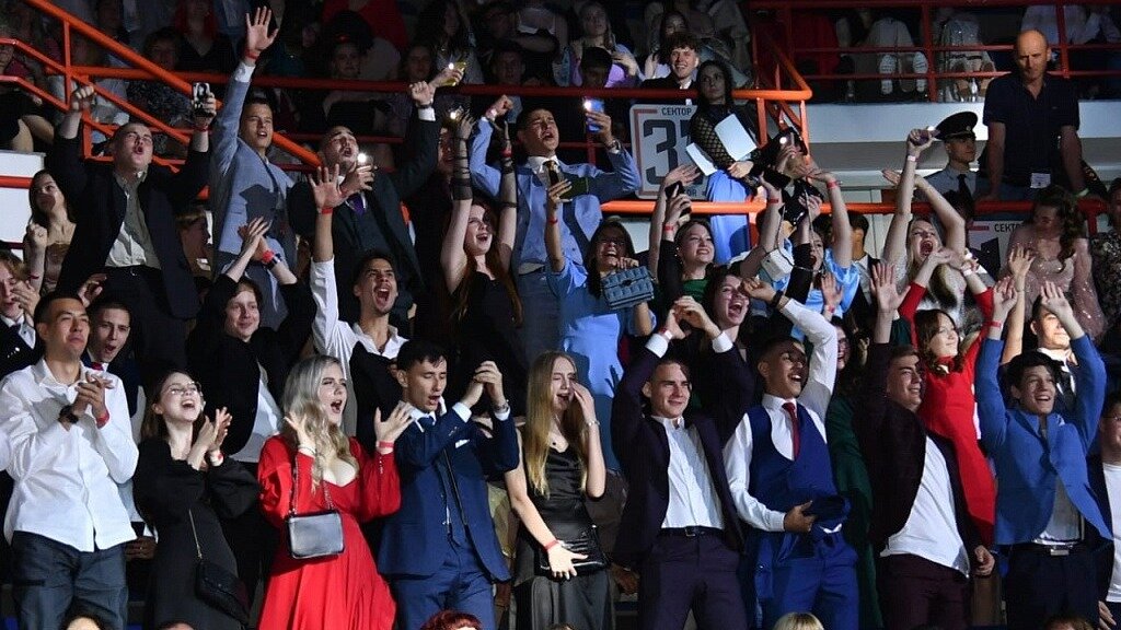     В Хабаровске прошёл торжественный вечер выпускников, на котором их поздравили губернатор, мэр и председатель Законодательной думы края, а также были награждены лучшие стобалльники ЕГЭ и победители олимпиад в различных областях.