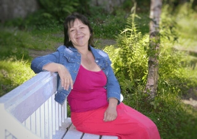 Фото изъято из архива семьи Зубенко. 10 лет было под грифом секретно. Лавочка из знаменитого на всю Вселенную парка Монрепо.