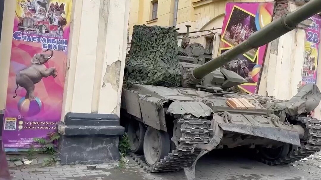 Танк застрял в проходе Ростовского цирка
