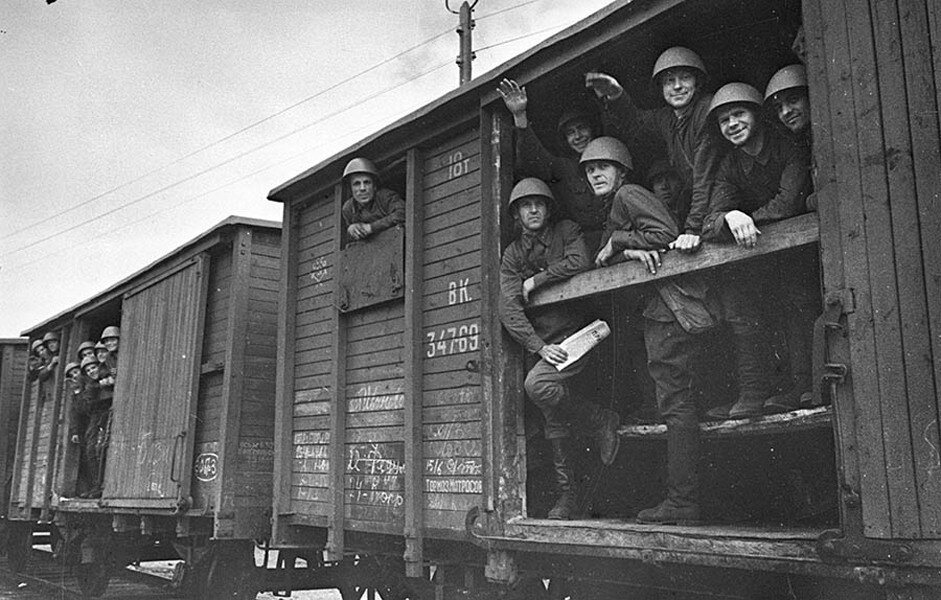Эшелон идёт на фронт... 1942 год... Может, это именно тот эшелон, моего деда? Как узнать?