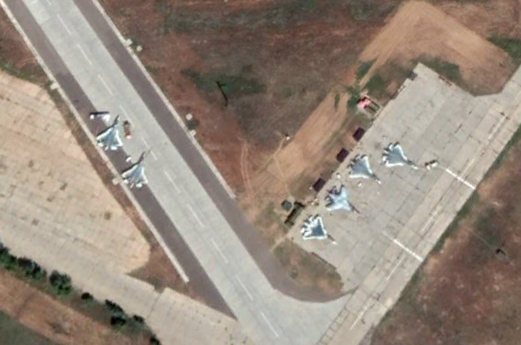 Спутниковая съемка пятёрки Су-57 на базе в Ахтубинске, которые, по мнению британских спецслужб, принимают активное участие в боевых действиях. 