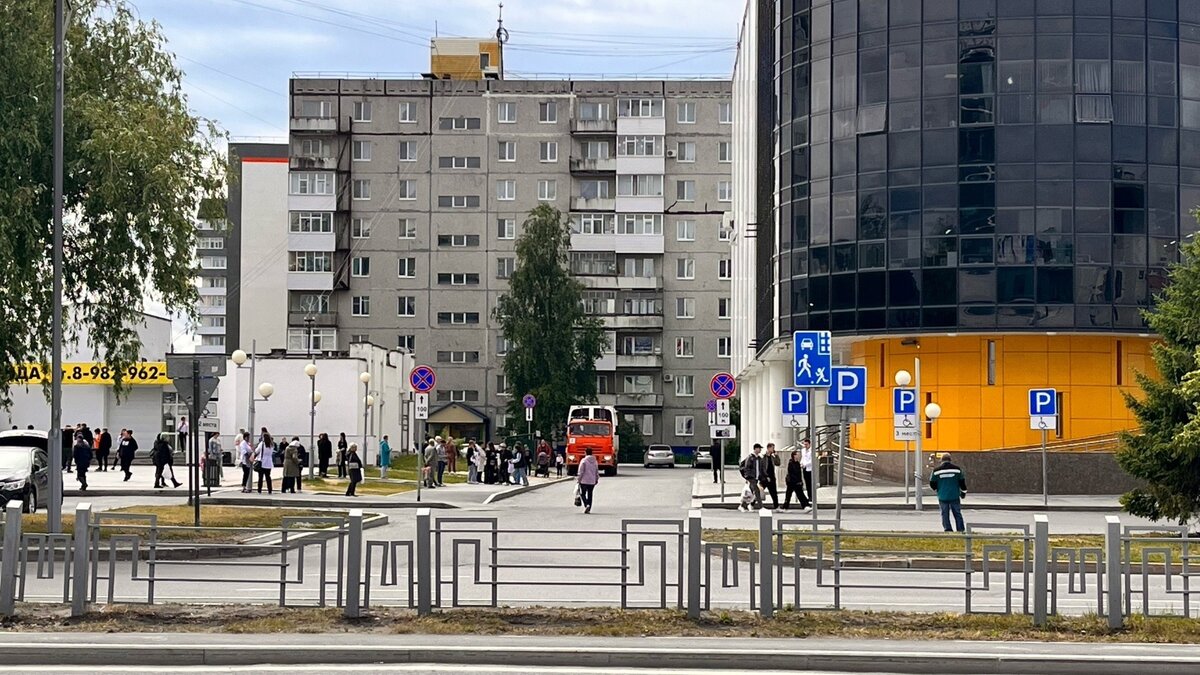     В Тобольске эвакуировали посетителей и гостей торгового центра «Евразия». По словам очевидцев, поступило сообщение о заложенном взрывном устройстве.