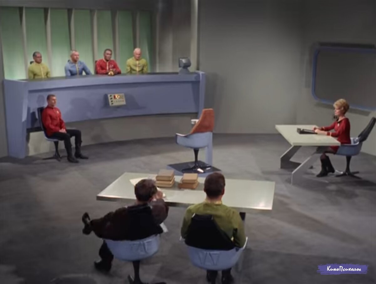 "Star trek", скриншот. Капитан Кирк предстал перед военным трибуналом.