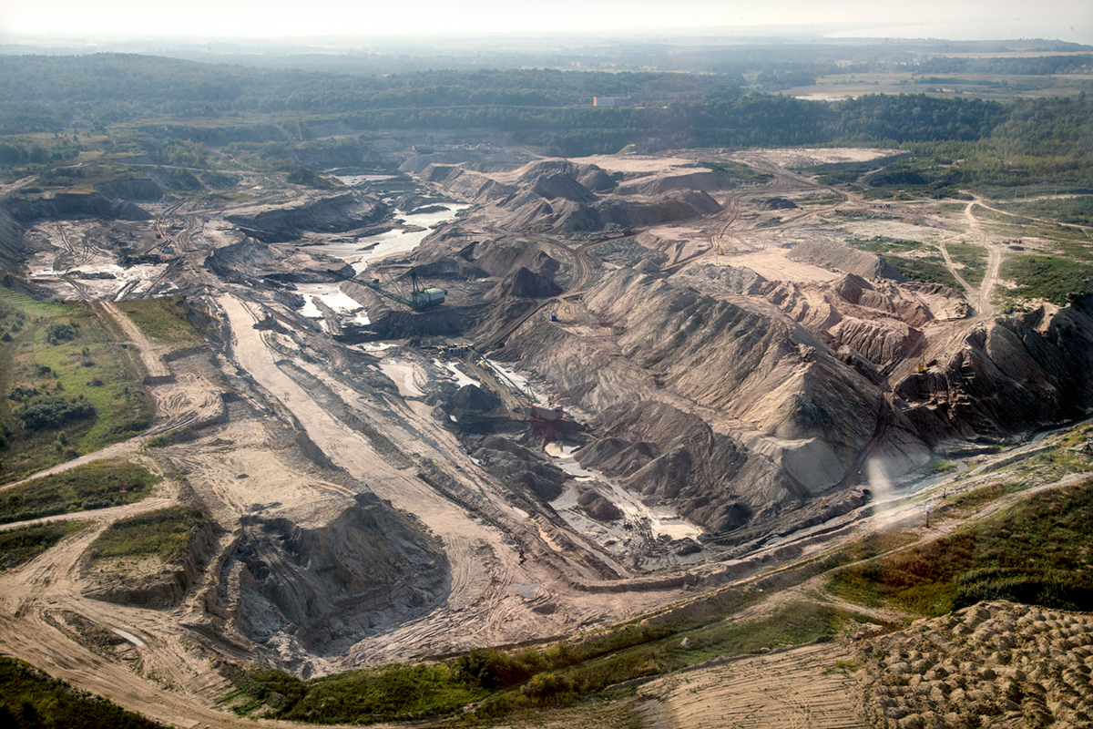 Карьер янтарного комбината поселок янтарный. Карьер янтаря в калининграде. Смотровая площадка карьера янтарного комбината калининград. Поселок янтарный карьер добычи янтаря. Смотровая площадка карьера янтарного комбината калининград.