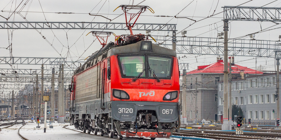 Почему на электровозе поднято два токоприёмника даже на стоянке, ведь двигатели не работают и не потребляют ток?