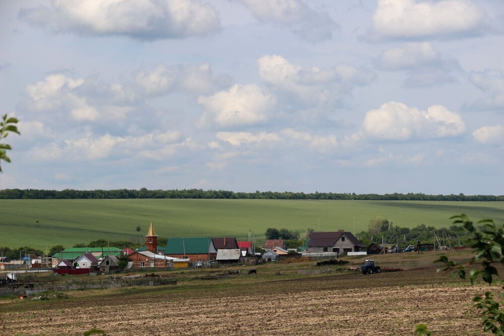 Деревня. Деревня красное. Вид на деревню с холма. Красный ключ деревня.