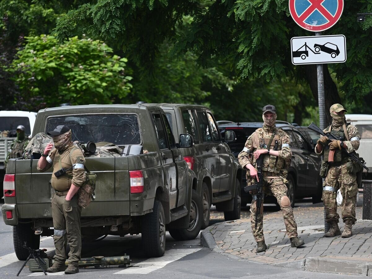 Бойцы ЧВК "Вагнер" на улице Ростова-на-Дону© РИА Новости / Сергей Пивоваров