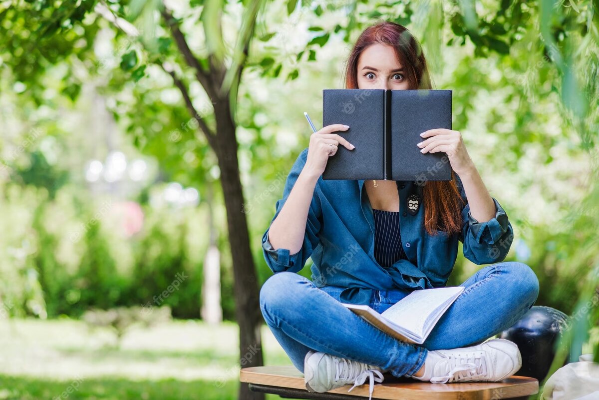 Спортивная девушка с книгой