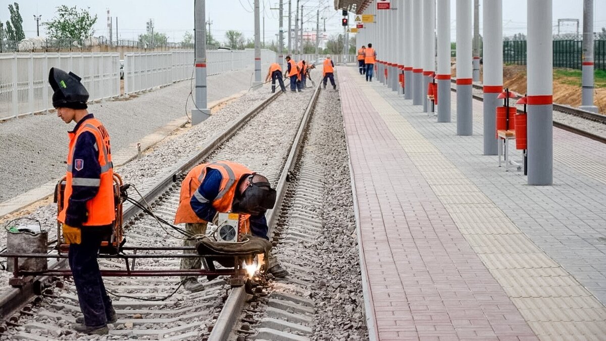     Двух иностранных граждан, которые нелегально работали на железнодорожном вокзале во Владивостоке заставили выехать за пределы России.