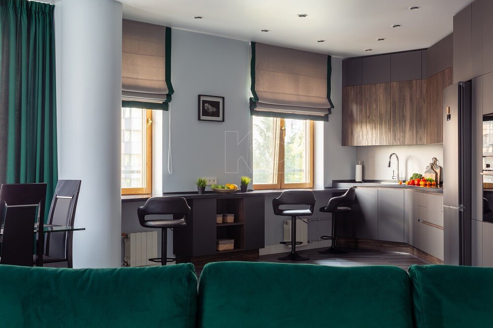 Использование подоконника как обеденной зоны подойдет для небольших ухонь