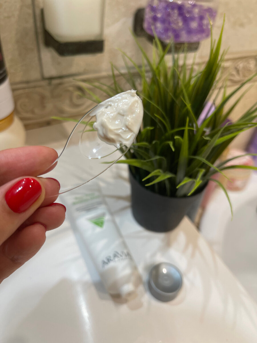 Цвет маски бело-молочный, без примесей.