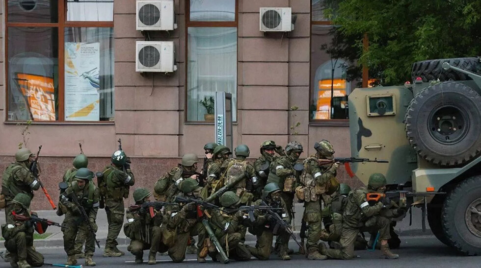 По официальным данным, погибли несколько лётчиков, атаковавших колонну вагнеровцев, жертв и пострадавших среди гражданского населения нет