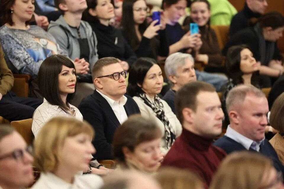    Рядом с губернатором и его супругой расположилась мэр Наталья Котова. Фото: пресс-служба правительства Челябинской области